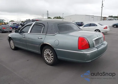 2004 Lincoln Town Car Signature z USA, uszkodzony, nr VIN 1LNHM81W74Y675064
